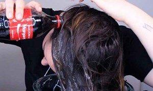بالفيديو.. هكذا يصبح الشعر حين يُغسل بالكوكا كولا