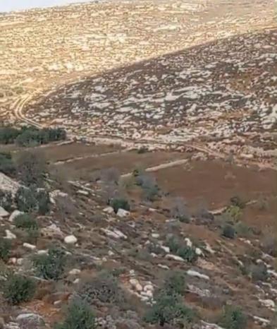 آليات الاحتلال تواصل شق طريق استيطاني في وادي المغارات بالخليل