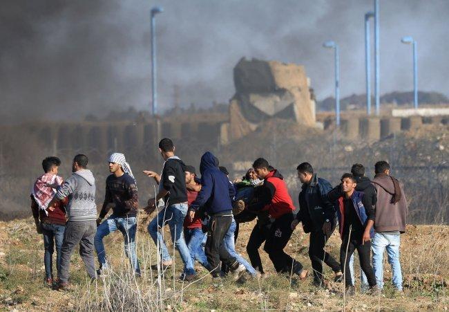 200 إصابة بالرصاص الحي والاختناق على حدود غزة
