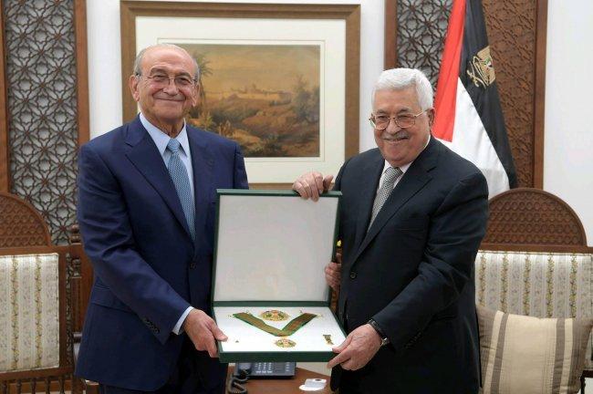 الرئيس يقلد الاقتصادي صبيح المصري النجمة الكبرى لوسام القدس