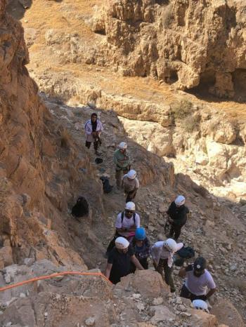 من صمت النُسَّاك إلى صدى المستغورين.. مغامرة فلسطينية إلى دير وادي المُقَلق من صمت النُسَّاك إلى صدى المستغورين.. مغامرة فلسطينية إلى دير وادي المُقَلق