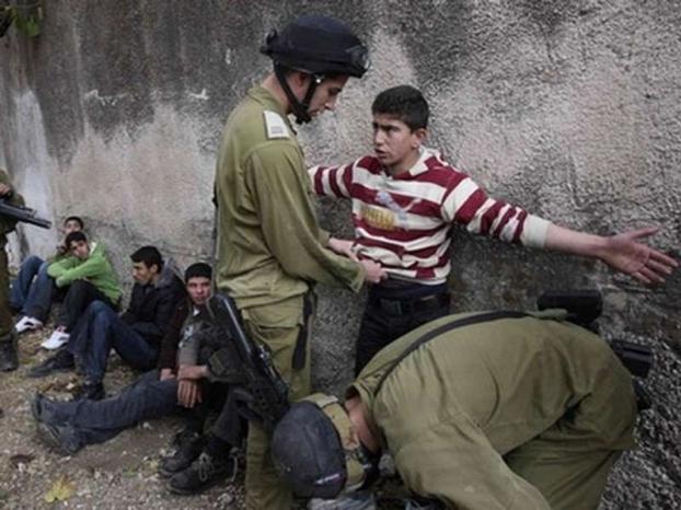 قوات الاحتلال تعتقل طالبا أثناء توجهه لمدرسته بالخليل