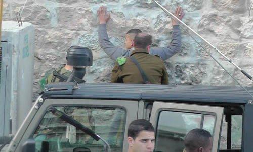 قوات الاحتلال تعتقل طالبا من بيت أمر أثناء عودته من الأردن