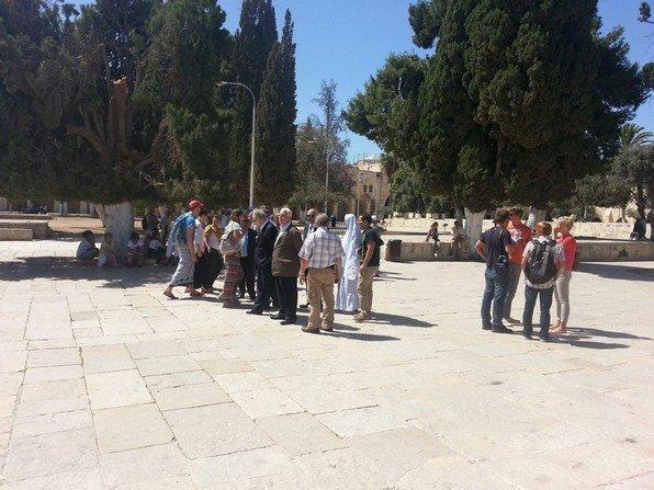بالفيديو... طرد عزام الأحمد من ساحات المسجد الأقصى