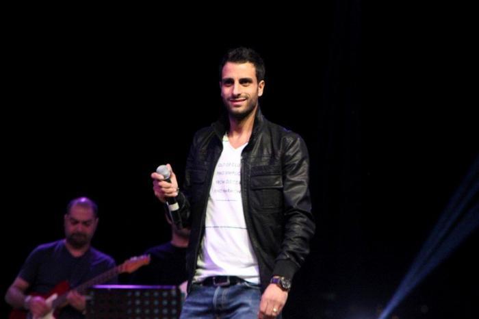 معجب يتسبب في إصابة طوني قطان بحفل في مهرجان ليالي القلعة الأردني ! معجب يتسبب في إصابة طوني قطان بحفل في مهرجان ليالي القلعة الأردني !
