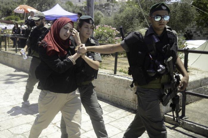 القدس: الاحتلال يعتقل 4 مواطنات وطفلين