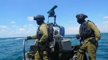 الزوارق الإسرائيلية تستهدف مراكب الصيادين في غزة