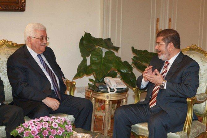 عباس يقبل دعوة مرسي للمشاركة في القمة الإسلامية