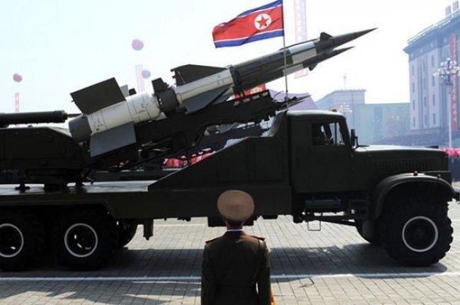 كوريا الشمالية تتحدى ترامب وتختبر صاروخاً بالستياً