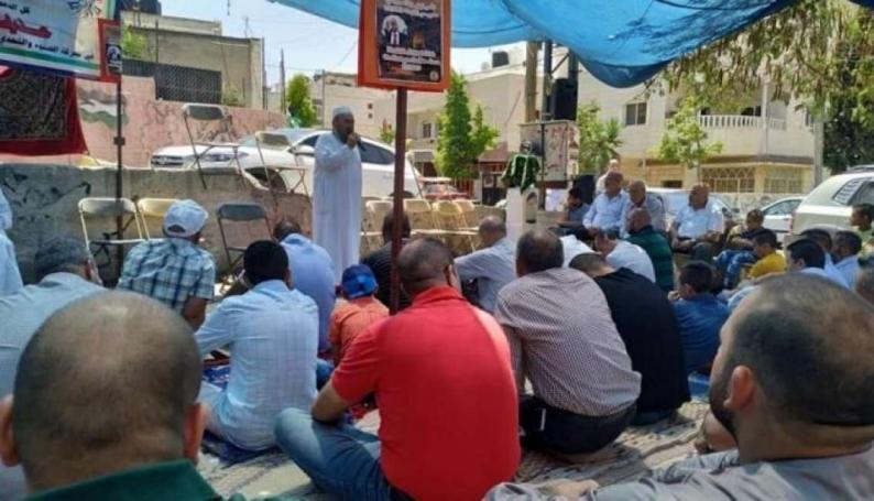 العشرات يؤدون &quot;الجمعة&quot; بخيمة الاعتصام في أبو ديس إسنادا للأسير إسماعيل