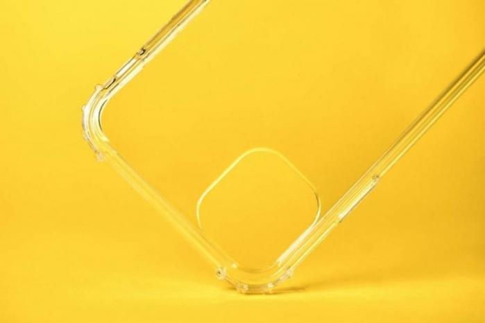 ما سبب تغيّر لون غلاف الهاتف البلاستيكي الشفاف إلى اللون الأصفر؟