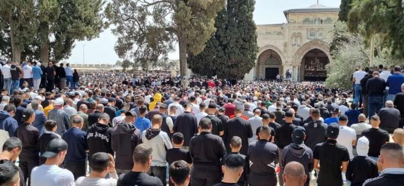130 الف مصل يؤدون صلاة الجمعة الثالثة من رمضان في المسجد الأقصى