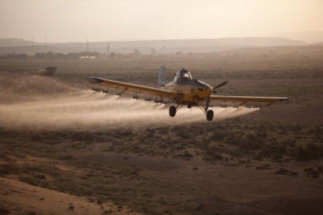 طائرات إسرائيلية ترش مبيدات غير معلوم طبيعتها على أراض زراعية في خان يونس