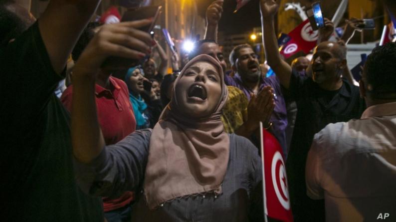 تونس تنتخب وتحتفل .. والثورة تنتصر