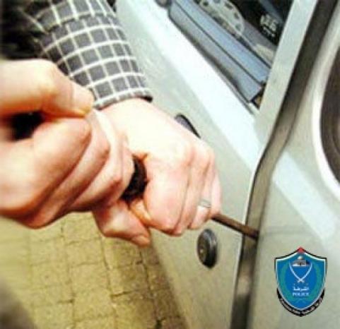 رام الله: الشرطة تقبض على شخص متهم بسرقة محتويات 15 مركبة