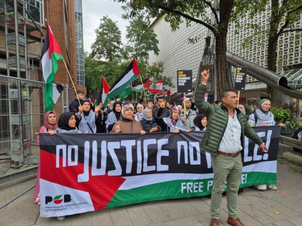 تظاهرة حاشدة للجالية الفلسطينية في مدينة بريمن الألمانية تضامنا مع الشعب الفلسطيني تظاهرة حاشدة للجالية الفلسطينية في مدينة بريمن الألمانية تضامنا مع الشعب الفلسطيني