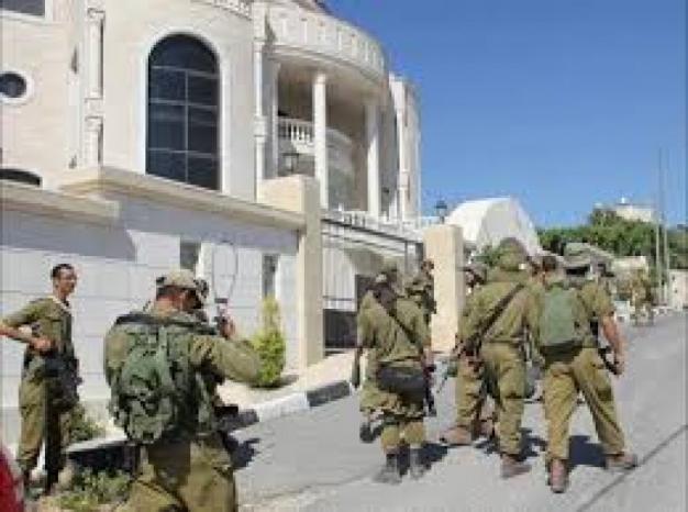 جيش الاحتلال يحوّل منزلا إلى ثكنة عسكرية في المغير جيش الاحتلال يحوّل منزلا إلى ثكنة عسكرية في المغير
