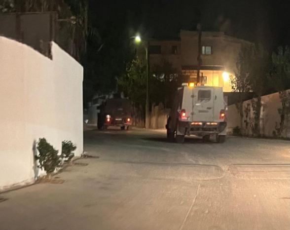 الاحتلال يعتقل شابا ويحتجز آخرين في الخليل الاحتلال يعتقل شابا ويحتجز آخرين في الخليل