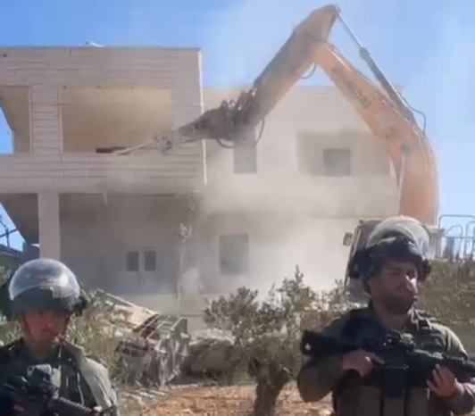 الاحتلال يهدم منزلا في خلة الحمص ببلدة يطا جنوب الخليل الاحتلال يهدم منزلا في خلة الحمص ببلدة يطا جنوب الخليل