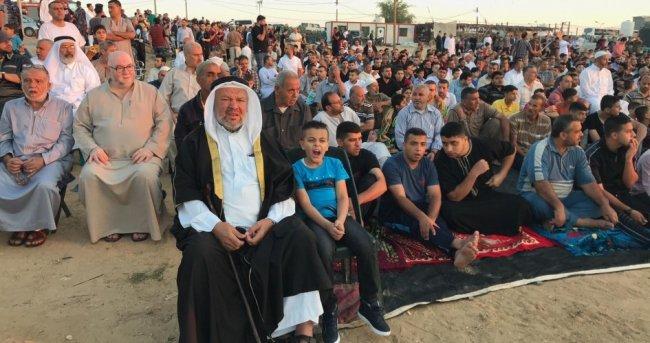 الآلاف يؤدون صلاة العيد في مخيمات العودة على حدود غزة