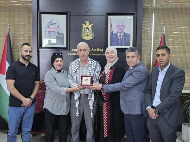 بعد 30 عاماً من العطاء.. الممرض اشتيوي يواصل العمل متطوعاً بعد التقاعد وغنام تكرّمه بـ"درع البصمة الفلسطينية" بعد 30 عاماً من العطاء.. الممرض اشتيوي يواصل العمل متطوعاً بعد التقاعد وغنام تكرّمه بـ"درع البصمة الفلسطينية"