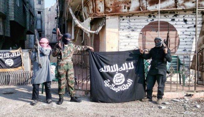 داعش يصلب ويجلد 3 شبان لمدة 10 أيام في مخيم اليرموك