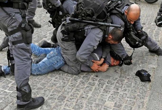 الاحتلال يعتدي على فتى في القدس