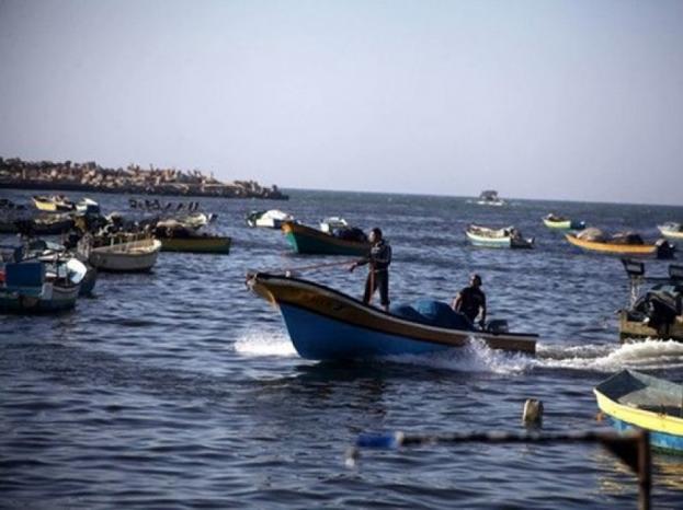 زوارق الاحتلال تغرق قارب صيد في بحر غزة