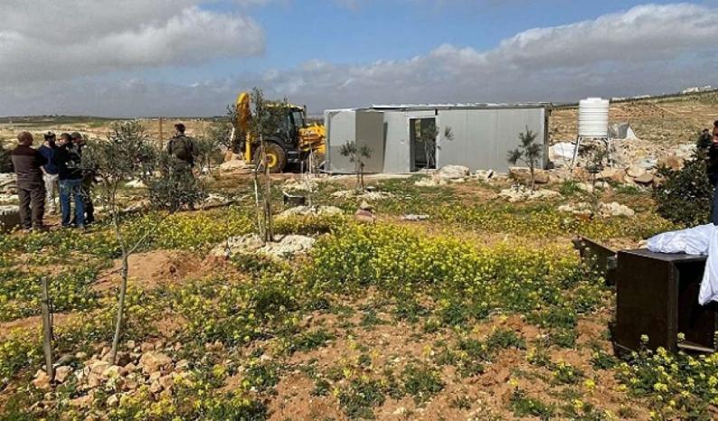 قوات الاحتلال تزيل غرفا زراعية في بريّة السواحرة شرق القدس