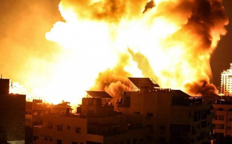 الاحتلال يجدد قصف غزة بغارات عنيفة الاحتلال يجدد قصف غزة بغارات عنيفة