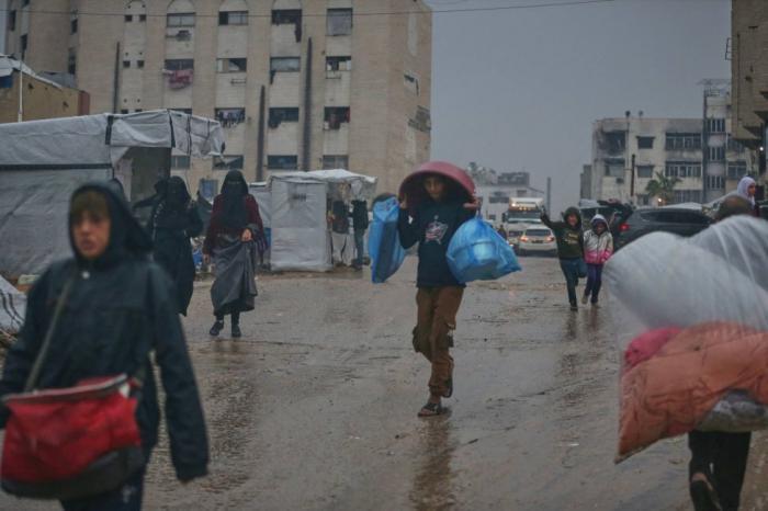 غزة تواجه الشتاء بلا مأوى كافٍ.. والاحتلال يمنع دخول 8600 مجموعة من مستلزمات الإيواء الطارئة غزة تواجه الشتاء بلا مأوى كافٍ.. والاحتلال يمنع دخول 8600 مجموعة من مستلزمات الإيواء الطارئة