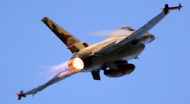 طائرة استطلاع تقصف بصاروخ مجموعة مواطنين وسط قطاع غزة
