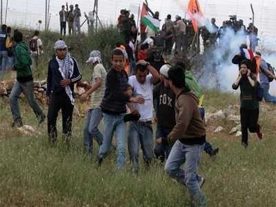 إصابة مصور صحفي والعشرات بالاختناق إثر قمع الاحتلال لمسيرة بلعين