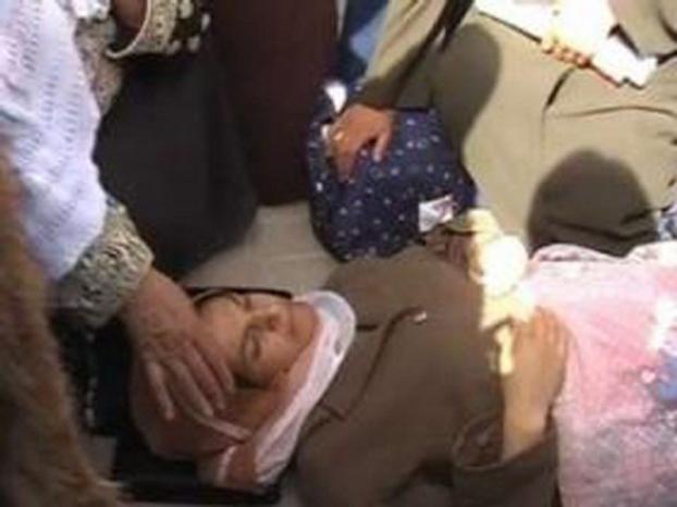 بالفيديو: امرأة فلسطينية تضع مولودها على حاجز قلنديا