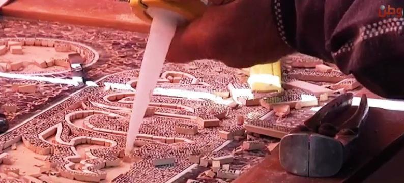 خاص لـ "وطن": بالفيديو... الخليل: الجعبري.. حرفيّ يشكل اللوحة بـ13 ألف قطعة من الخزف المُتلف خاص لـ "وطن": بالفيديو... الخليل: الجعبري.. حرفيّ يشكل اللوحة بـ13 ألف قطعة من الخزف المُتلف