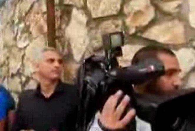 بالفيديو... أشخاص يعتدون على مراسل الجزيرة الياس كرام
