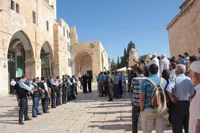 بالفيديو... المصلون يطردون عشرات المستوطنين من الأقصى