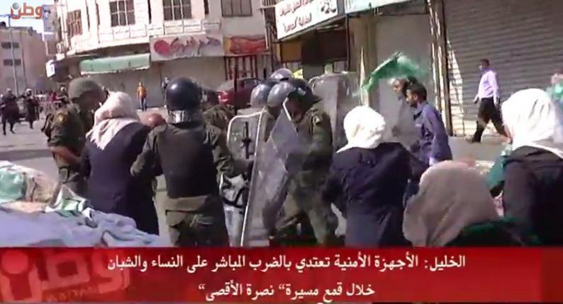 بالفيديو... الخليل: الأجهزة الأمنية تعتدي بالضرب على متظاهرين في مسيرة لنصرة "الأقصى" بالفيديو... الخليل: الأجهزة الأمنية تعتدي بالضرب على متظاهرين في مسيرة لنصرة "الأقصى"