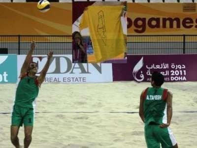لاعبان فلسطينيان يرفعان خريطة فلسطين كاملة في ألعاب قطر