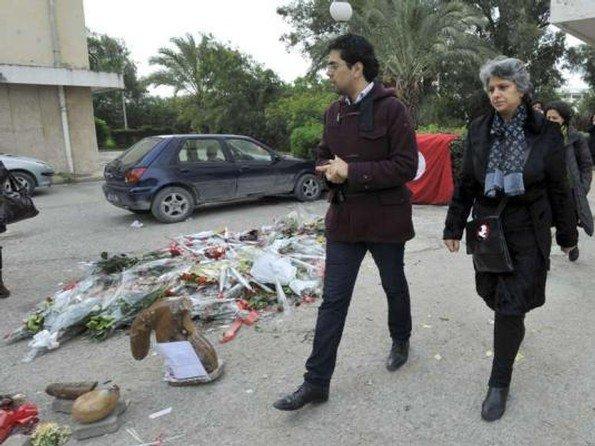 مجهولون يحطمون تمثالاً للمعارض التونسي الراحل شكري بلعيد