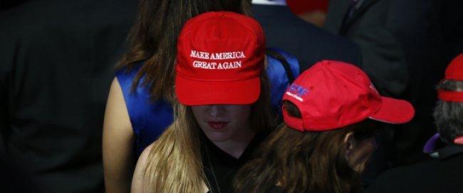 القبعات التي حملت شعار ترامب تصدم أنصاره خلال حفل التنصيب.. ما الذي تفاجأوا به؟