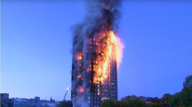 شهادات ناجين من حريق لندن: رأيت &quot;أهالي يلقون بأولادهم من النوافذ&quot; و&quot;سمعت صراخا من كل جانب&quot;