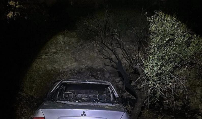 مستوطنون يحرقون مسجدا ومركبة في مخماس مستوطنون يحرقون مسجدا ومركبة في مخماس