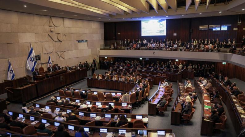 كنيست الاحتلال يصادق على "قانون أساس: دراسة التوراة" بالقراءة الأولى ضمن صفقة نتنياهو مع الحريديين كنيست الاحتلال يصادق على "قانون أساس: دراسة التوراة" بالقراءة الأولى ضمن صفقة نتنياهو مع الحريديين