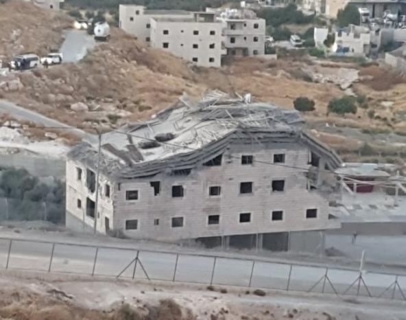سلطات الاحتلال تفجر بناية سكنية في حي واد الحمص بالقدس المحتلة