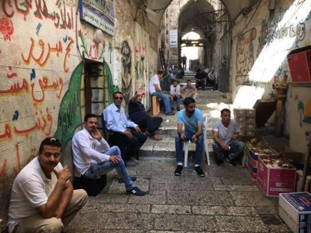 القدس: الاحتلال يجبر موظفي الأوقاف والمعتصمين على مغادرة باب المجلس