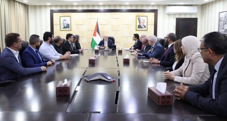 رئيس الوزراء يبحث مع البنك الدولي وشركات تكنولوجية فلسطينية تعزيز الاستثمار والنمو رئيس الوزراء يبحث مع البنك الدولي وشركات تكنولوجية فلسطينية تعزيز الاستثمار والنمو