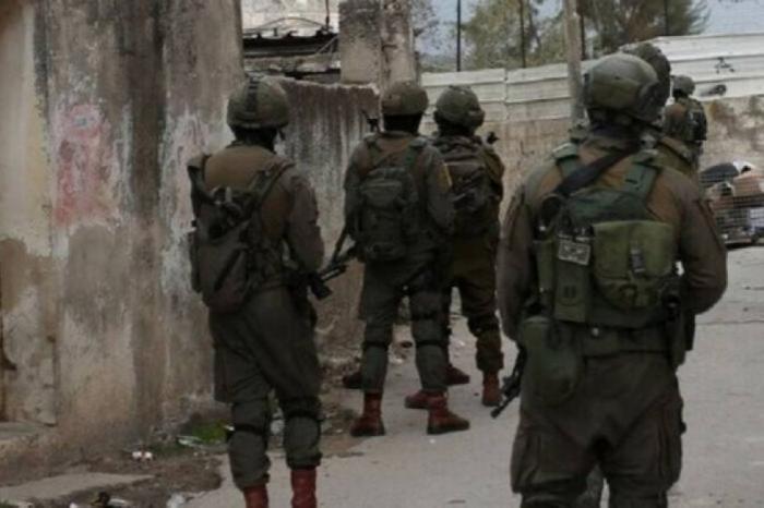 الاحتلال يداهم منزلا في منطقة جبل النواورة شرق بيت لحم
