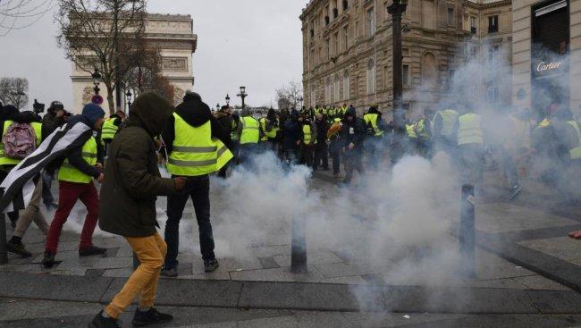 غاز ومدرعات واعتقالات وإغلاق متاجر.. السلطات الفرنسية تتصدى لـ&quot;السترات الصفراء&quot; بالقوة
