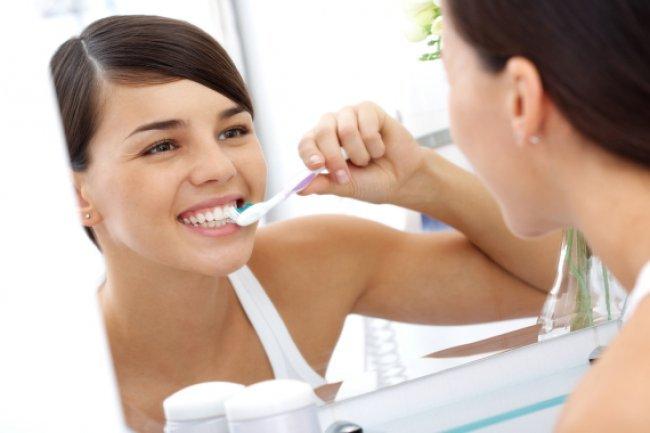 عادات خاطئة عند تنظيف الأسنان.. تعرف عليها وتجنبها